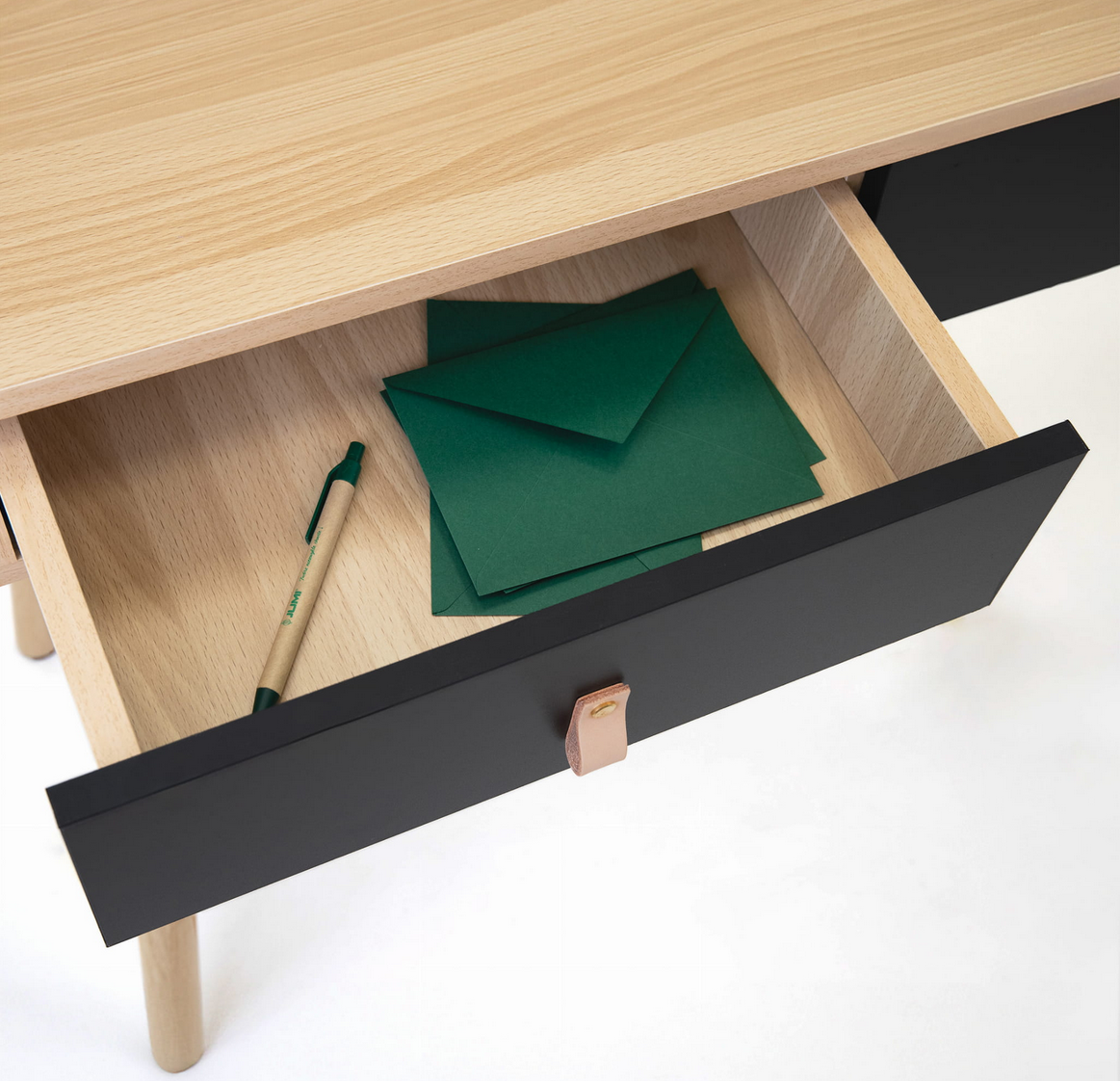 Nowoczesna Toaletka z Lustrem i Półkami – Elegancja i Funkcjonalność w Jednym