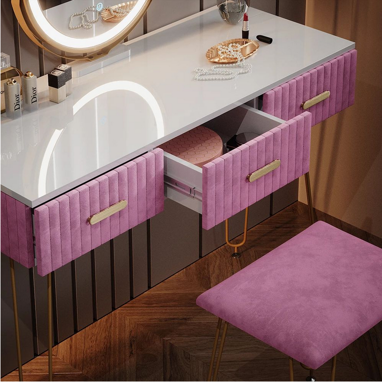 Stylowa i nowoczesna toaletka do makijażu z dużym lustrem, praktycznymi szufladami i wygodnym tapicerowanym siedziskiem – idealna do sypialni i organizacji kosmetyków