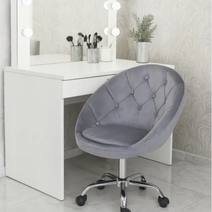 Elegancki Fotel Obrotowy z Aksamitnym Obiciem i Złotą Podstawą JUMI